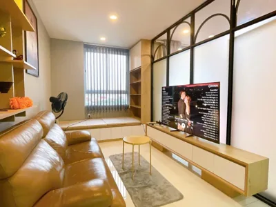 Four-Bedroom Apartment with Balcony — Grand Riverside Aparment 4Brs 5 Beds near D1